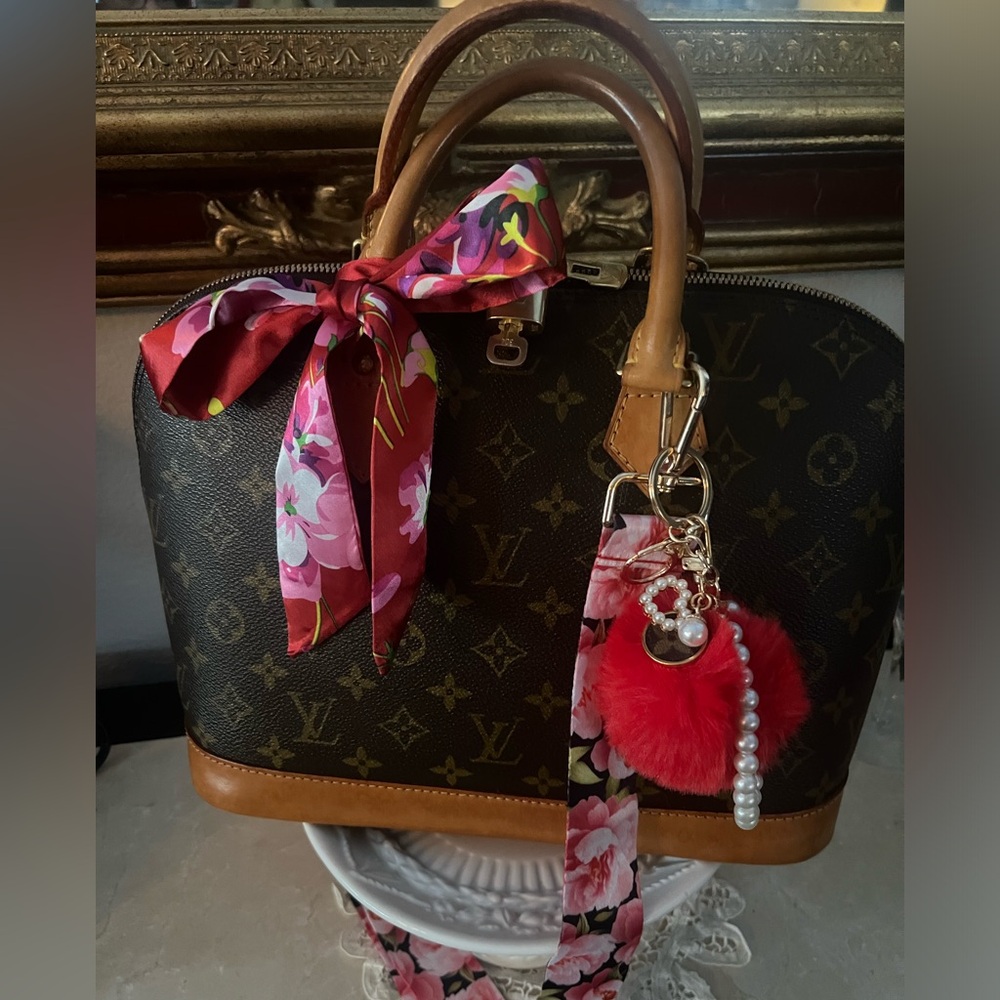 Authentic Louis Vuitton Alma brown monogram, rare to find in great shape in/out